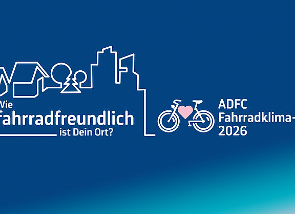 Grafik auf blauem Hintergrund mit dem Schriftzug zum ADFC-Fahrradklima-Test 2026 und einer stilisierten Stadtlinie mit Fahrradsymbol.