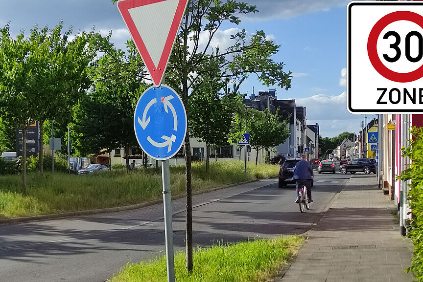 Tempo 30 in Hilden Ein Foto des Kreisverkehrs bei ALDI auf der Gerresheimer Straße. Ein Tempo 30-Zone Zeichen ist überlagert.