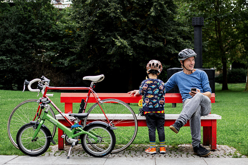 Stadtradeln 2026 Vater und Kind machen eine Radelpause im Park