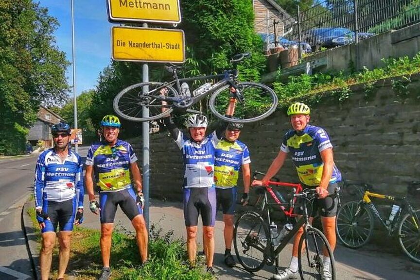 PSV Mettmann zum Stadtradeln Radler am Ortsschild Mettmann