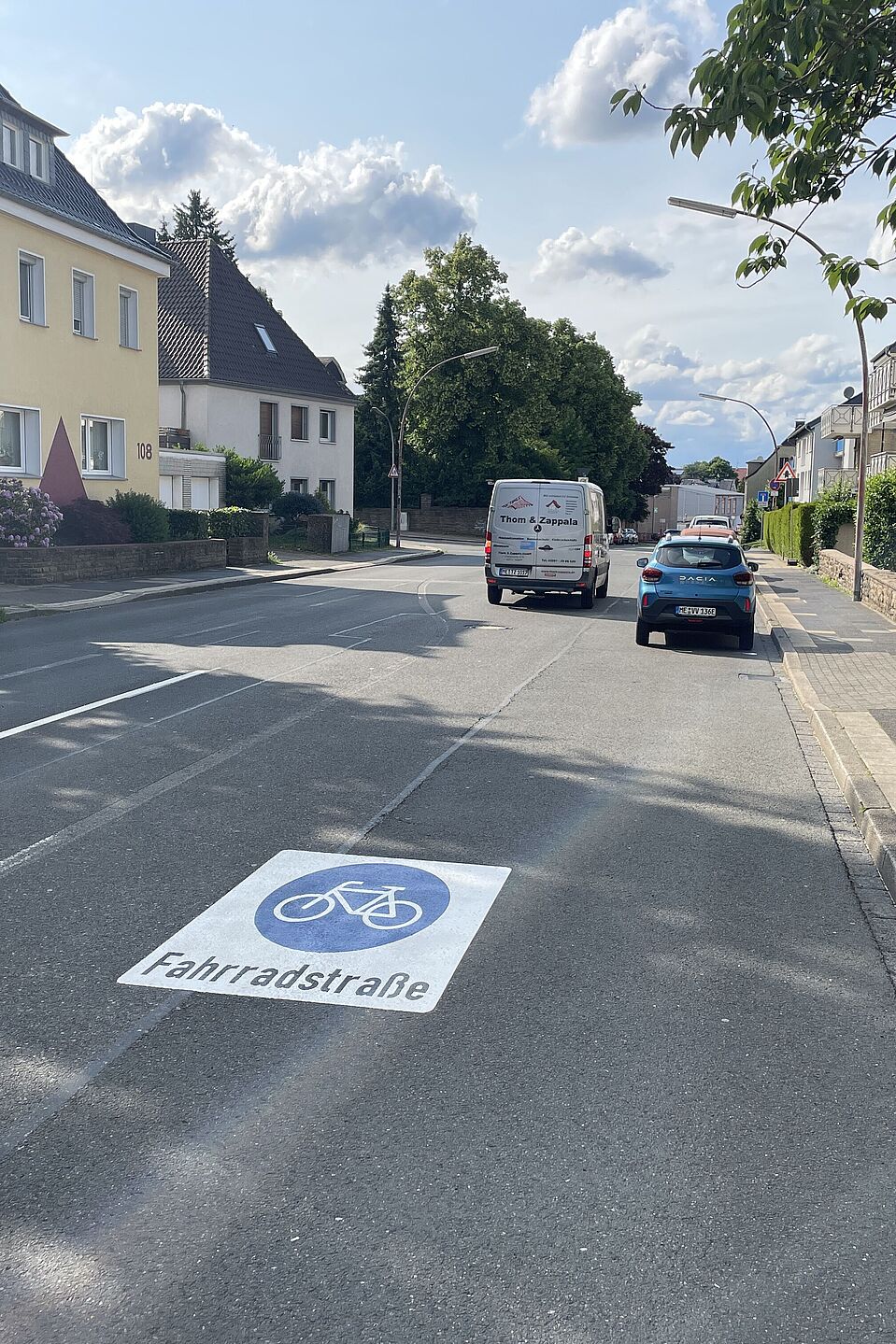 Fahrradstraße Güterstraße Einfahrt mit Piktogramm Fahrradstraße Güterstraße Einfahrt mit Piktogramm. Außer Piktogramm keine Veränderungen erkennbar.