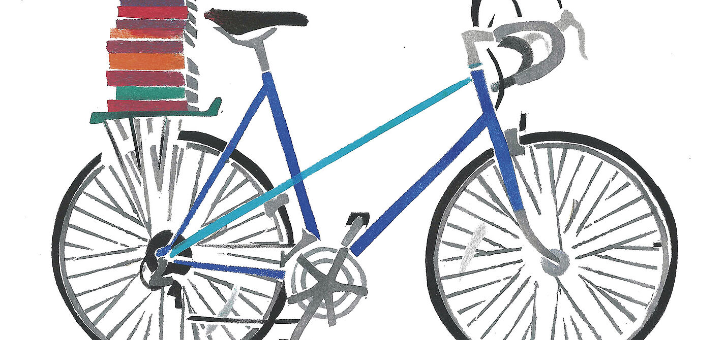 blaues Fahrrad mit Büchern auf dem Gepäckträger