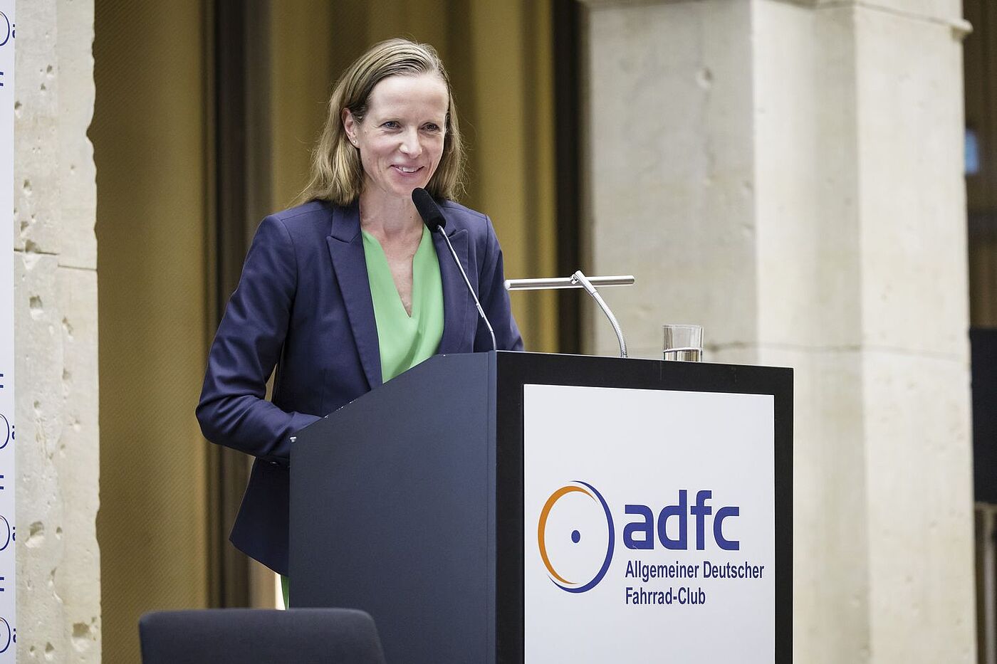 ADFC | Parlamentarischer Abend am 6. Juni 2024 Die ADFC-Bundesvorsitzende Caroline Lodemann am Pult auf der Bühne.