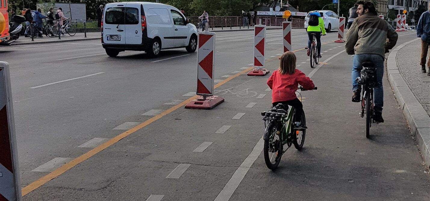 Pop-up-Radweg in Berlin-Kreuzberg im Frühjahr 2020. Pop-up-Radweg in Berlin-Kreuzberg im Frühjahr 2020.