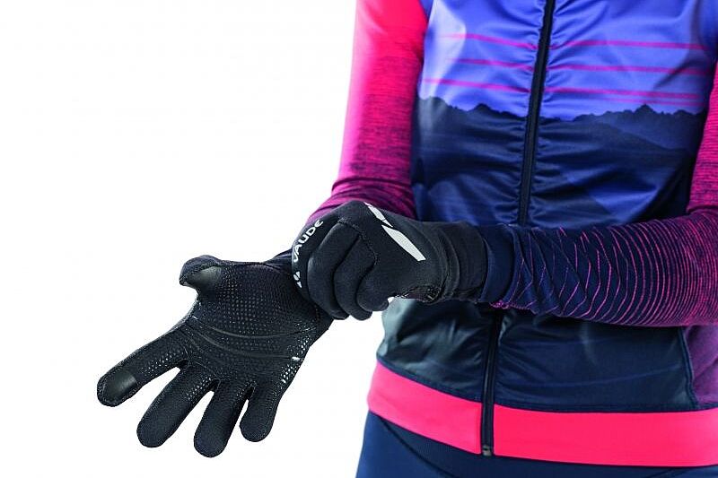 Das Vaude-Handschuhmodell "Chronos Glove II" aus Neopren hat eine eng anliegende Stulpe gegen Zugluft und ist gleichzeitig atmungsaktiv - gerade in der Übergangszeit besonders angenehm. Das Vaude-Handschuhmodell "Chronos Glove II" aus Neopren hat eine eng anliegende Stulpe gegen Zugluft und ist gleichzeitig atmungsaktiv - gerade in der Übergangszeit besonders angenehm.