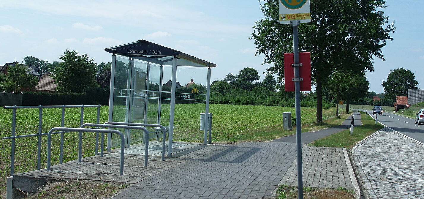 Bushaltestelle mit Fahrradbügeln und Radweg im Emsland. Bushaltestelle mit Fahrradbügeln und Radweg im Emsland.