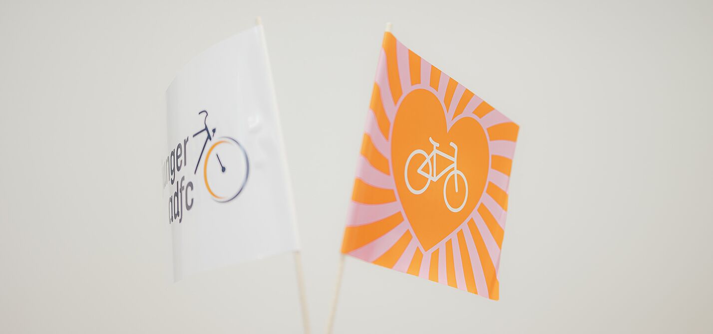 Zwei Fähnchen des Jungen ADFC - eines mit Logo und eines mit einem Fahrrad.