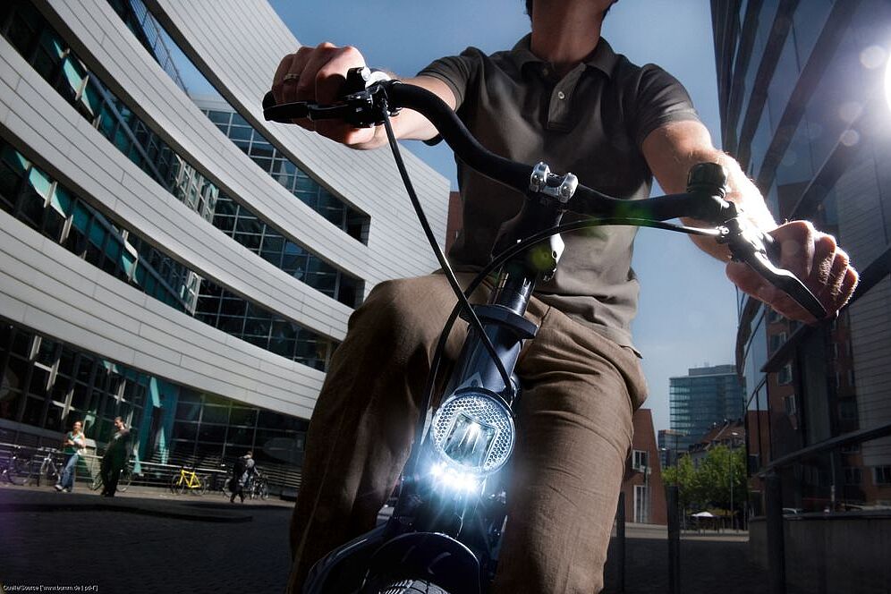 Tagfahrlicht Nicht nur in dunklen Straßenschluchten bringt das Tagfahrlicht am Fahrrad mehr Sicherheit.