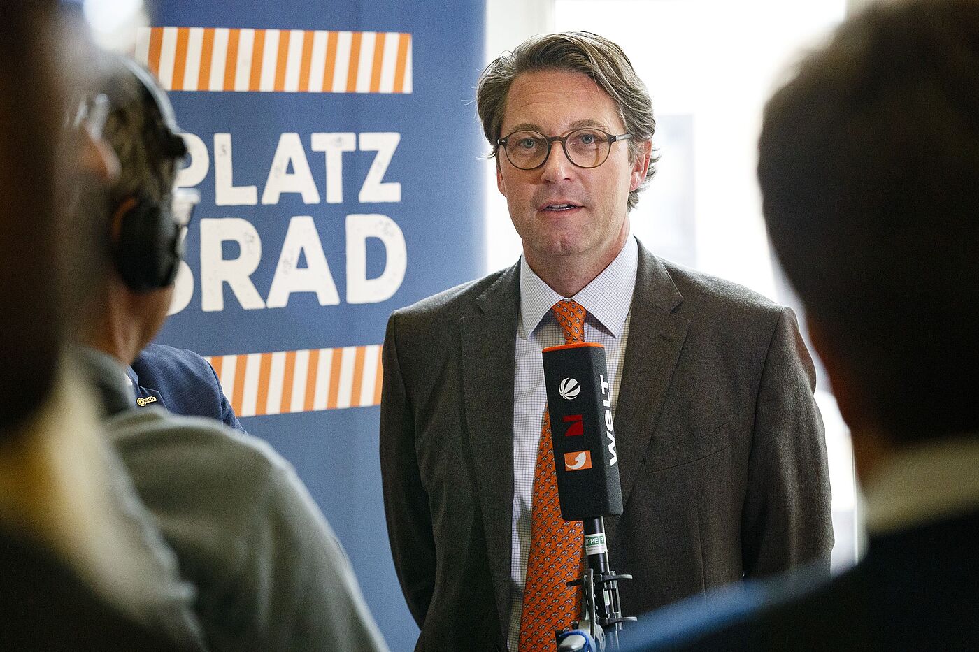 Nach seiner Rede stand Bundesverkehrsminister Scheuer der Presse noch für Fragen zur Verfügung.