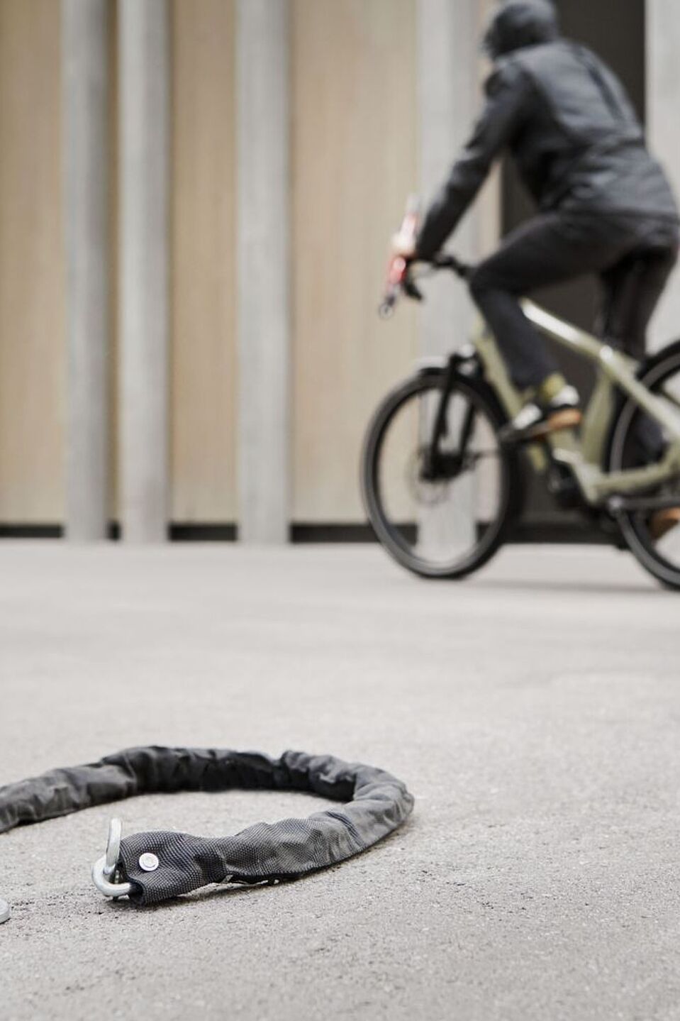 GPS-Tracker Durchtrenntes Fahrradschloss auf dem Boden