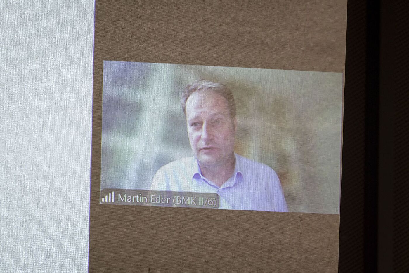 ADFC | Parlamentarischer Abend am 6. Juni 2024 Eine Videoleinwand zeigt Martin Eder aus Österreich, der per Videoübertragung einen Vortrag hält.