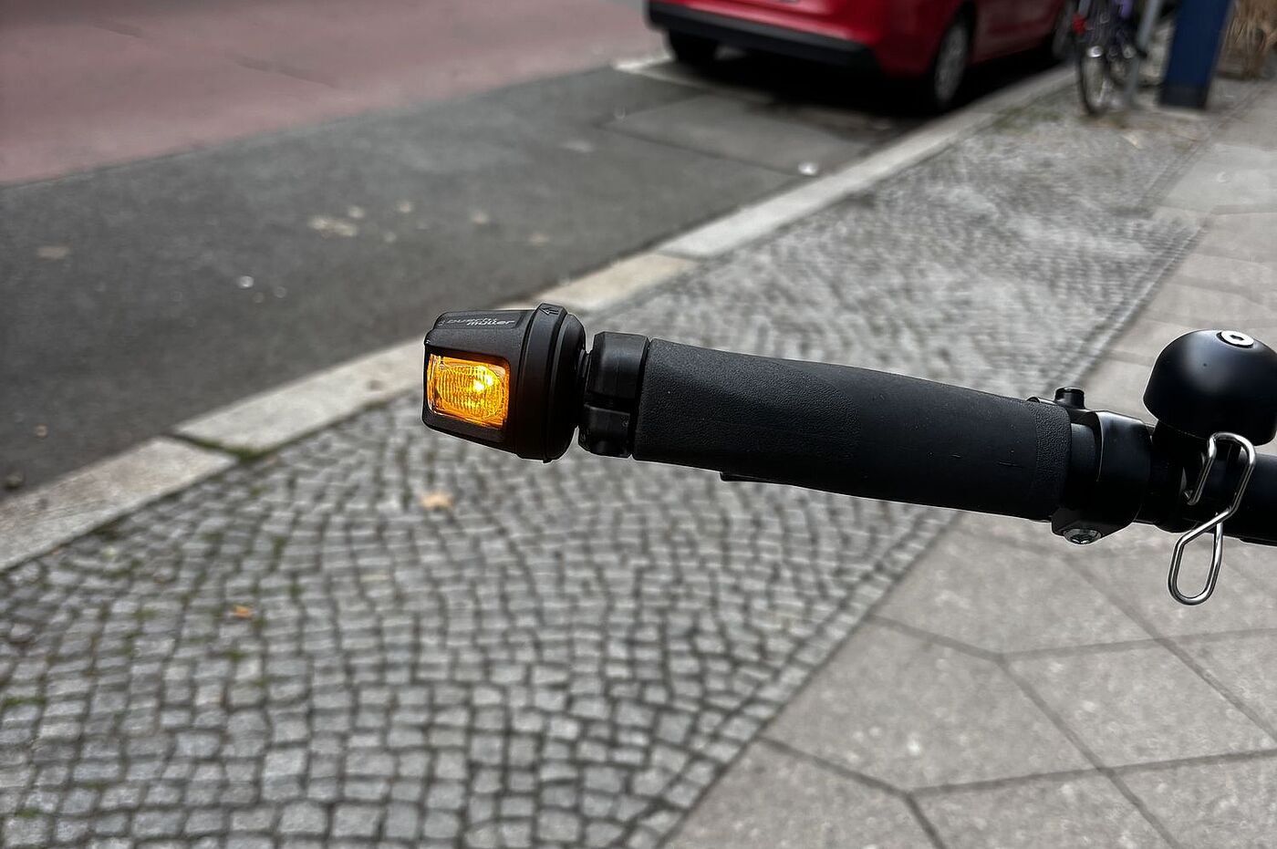Ein eingeschalteter Blinker am Lenkerende. 