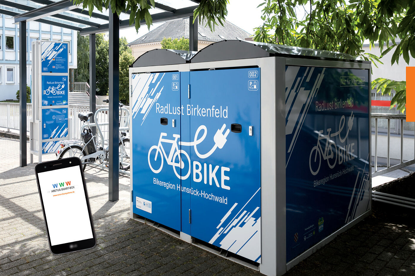 Fahrradbox ARETUS mit Energiesäule von Orion Bausysteme